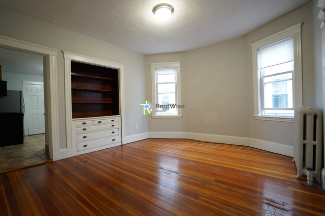 1 - JAN 2026-Awesome Dorchester 4 bed 1.5 bath. Cat ok. No Fee! Apartments