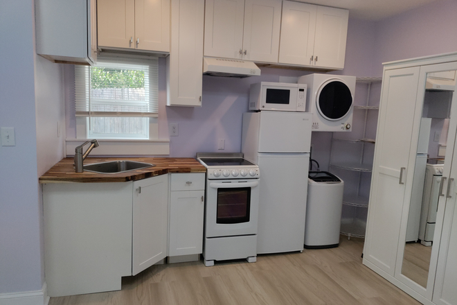 Kitchen and laundry - Studio Cottage close to campus Apartments