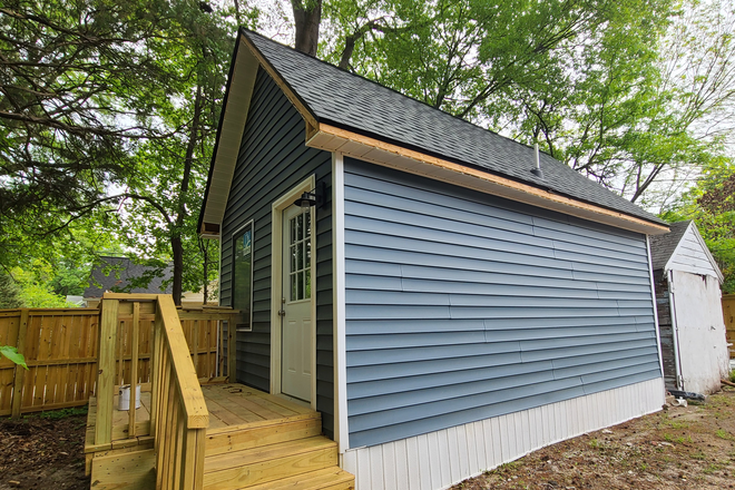 Deck, Entrance - Tiny House close to campus
