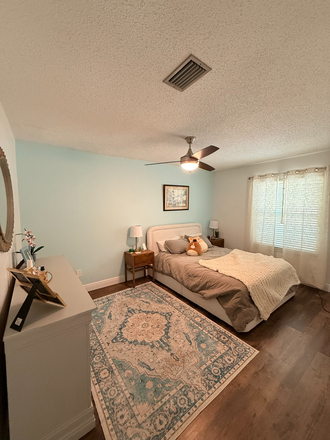 Upstairs Bedroom - Townhouse close to campus in Raintree Manor
