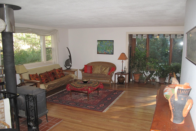 Living area - Private home, sunny, on quiet road, backyard, parking,