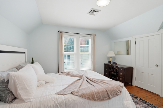 3rd Floor Bedroom 5 (Queen bed) - 5 BDR close to Brown Townhome