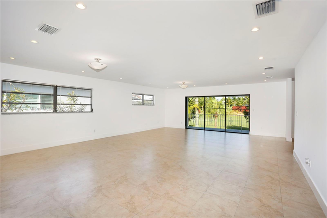 Living room - Golf view property close to campus. Duplex