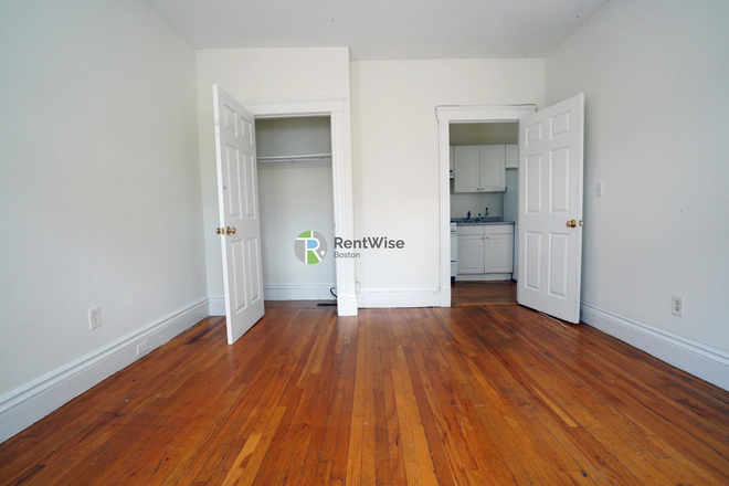 1 - JULY 2026-Awesome Brighton 2 bed Split. H/HW inc! Easy MBTA, No Fee! Apartments