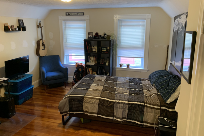 . - SPACIOUS 5 BED / 2 BATH WITH HEAT INCLUDED, NO BROKER FEE!! 9/1/26