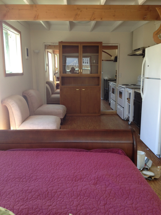 looking at kitcheen from "bed side" of studio - cottage feeling all for yourself