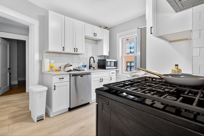 . - **NO BROKERS FEE!!** Renovated 3 Bed / 2 Bath w/ LAUNDRY IN UNIT! Available 6/1/26!! Apartments