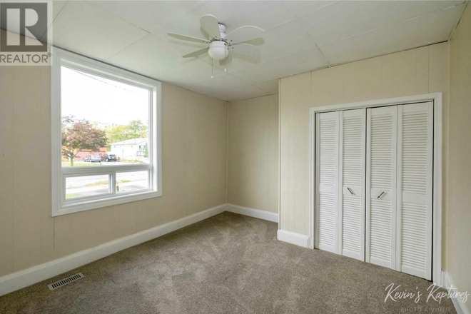 Bedroom - Furnished Bedroom in 3-Bedroom Bungalow (Utilities incl, Laundry Onsite)