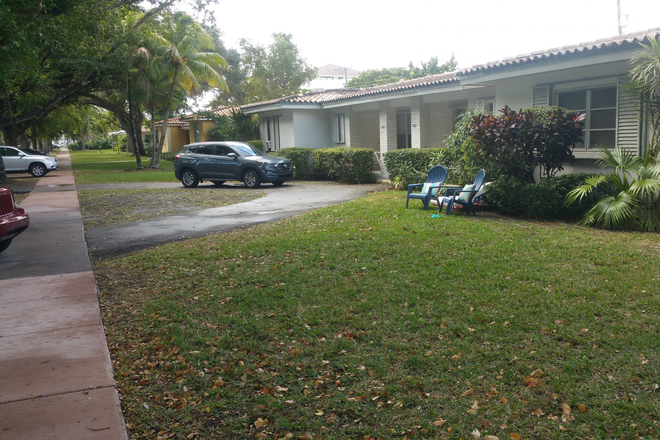 Front house and parking - 4 bed 2 Bath House for 4 students, walk to campus 0.2 miles UNFURNISHED