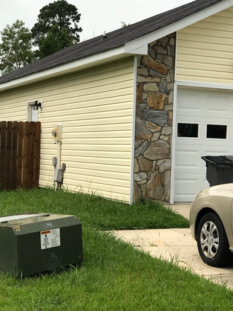 House with Very Large Fenced Yard - 1-Bedroom in House for Rent - Ideal for Students or Professors