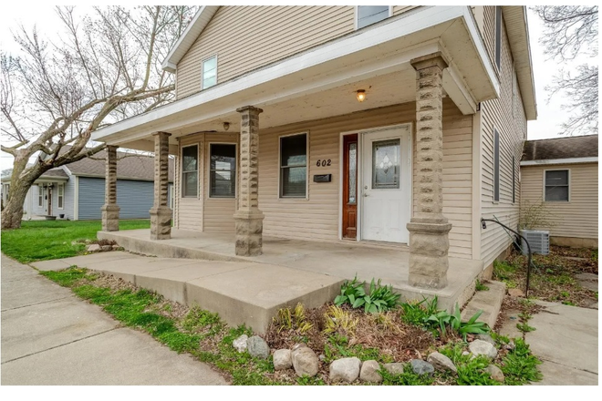 FRONT PATIO - NICE BIG ROOMY HOUSE 1 MILE FROM CAMPUS