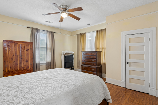 Bedroom - The Ellingtons, 1.5 miles from campus Apartments