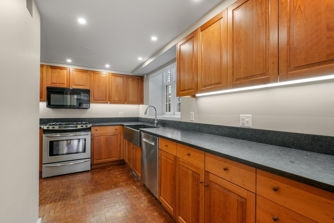 LIVING - GORGEOUS 4 BED/3.5 BATH WITH CENTRAL A/C AND LAUNDRY IN UNIT! 8/1/25! Apartments