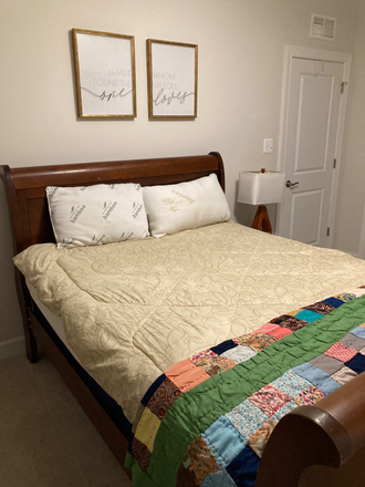 Private Bedroom - PRIVATE ROOM AND BATH IN COZY HOME -- UTILITIES INCLUDED - SHORT WALK TO METRO RAIL AND BUS