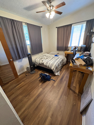 Bed not included, bed frame can be left, desk will be left - Large house 5 min walk to campus, off street parking, backyard