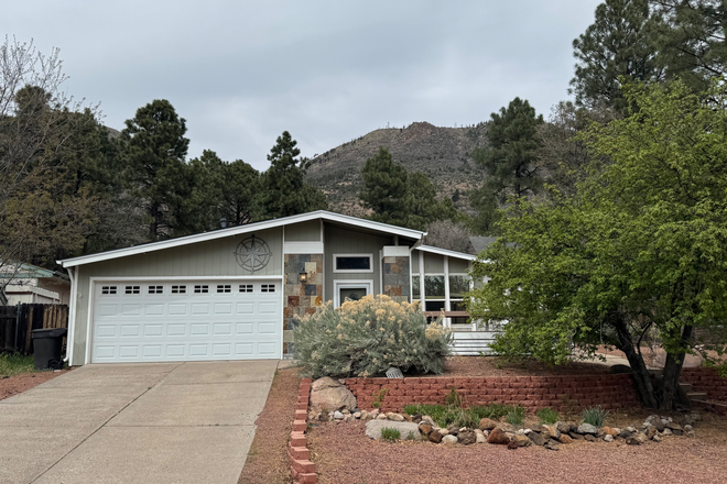 Front of house - Beautiful, spacious home with cozy private room and bathroom