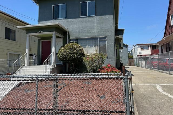 front building - BART/BUSES/EMERYVILLE BOARDER Duplex