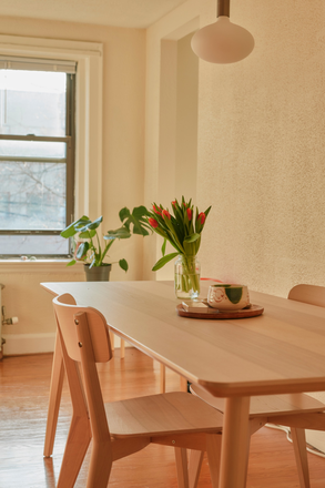 Living room table - Spring-summer sublet: Spacious 1B apartment in the heart of Cambridge