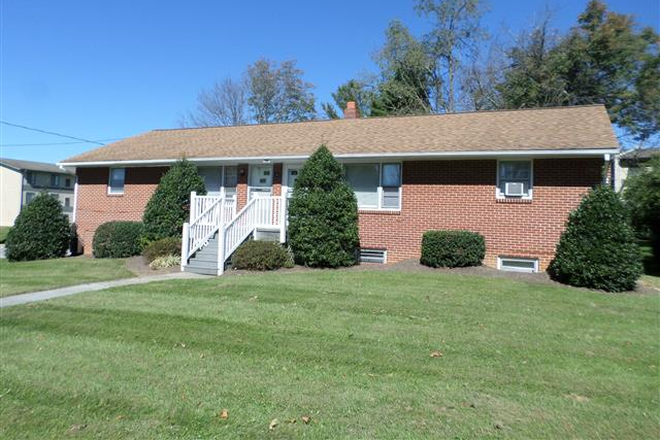 Outside Street View - 208 Broce Drive Now Applications for Fall 2025 Apartments