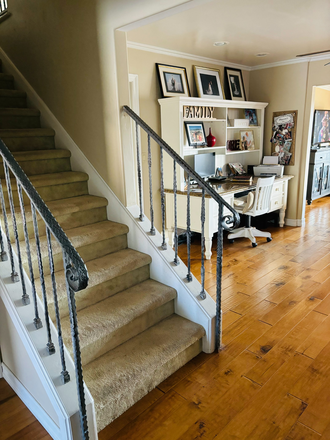 stairs to your rooms from front of house - 3.5 miles to UCSD  HARMAN CASA  CLOSE TO CAMPUS