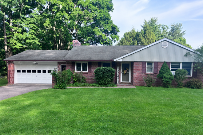 Front Yard, Driveway, 2 car Garage - Immaculate 4BR/2BATH House with Large backyard <2 min to UMASS + includes LAWNCARE/SNOW/WATER