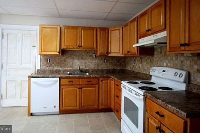 Kitchen - Student Approved House Available for 26-27 School Year