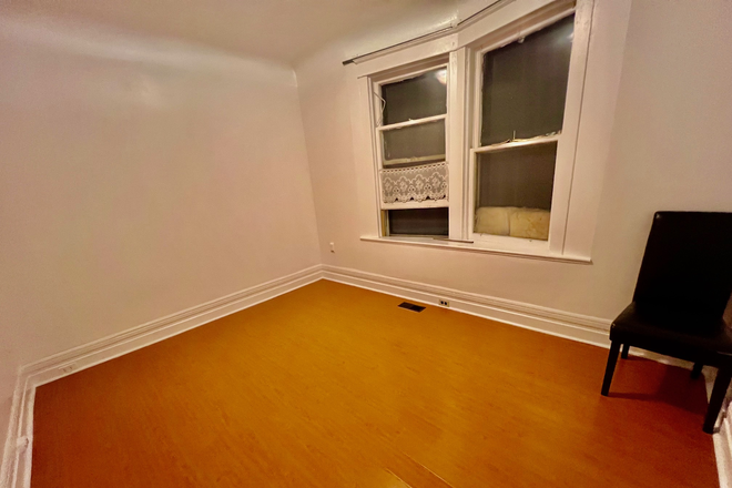 Room - Room for Rent on Dundas & Bathurst Downtown Toronto
