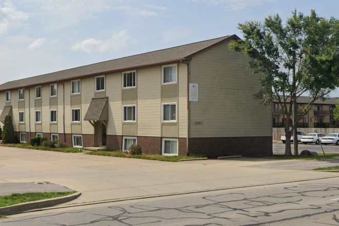 Exterior w/ Parking - 2 bd, 1ba Ground Floor Unit for Sublease - Just 8 Minutes From Campus!