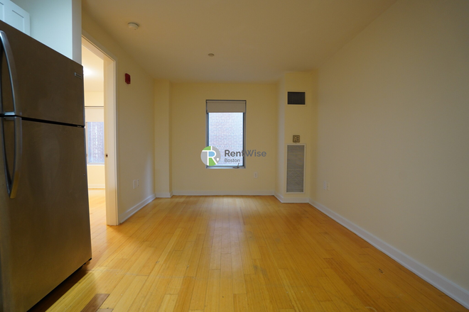 1 - AUG 2026-Awesome Downtown 1 bed. Elevator, pets Ok! No Broker Fee! Apartments