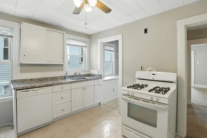 Kitchen - Must See: 1 BR in 4 BR Condo in Desirable Neighborhood Close to Tufts