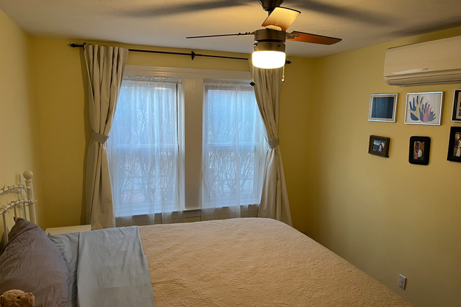 Master bed - Cozy family home at Cambridge-Somerville-Arlington borders