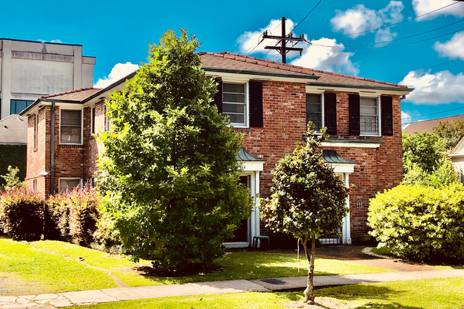 Very Large Lower Unit of two story duplex - Luxury - Steps to Tulane or Loyola:   3-4 Bedrooms, Furnished Apartments