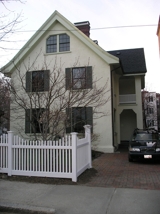 Brookline home  3rd floor suite for rent. 1 block from Green Line, CT2 Bus and 3 blocks from BU Bridge - 2 Bedroom Suite in beautiful Brookline home walking distance to HMS and Harvard Sq
