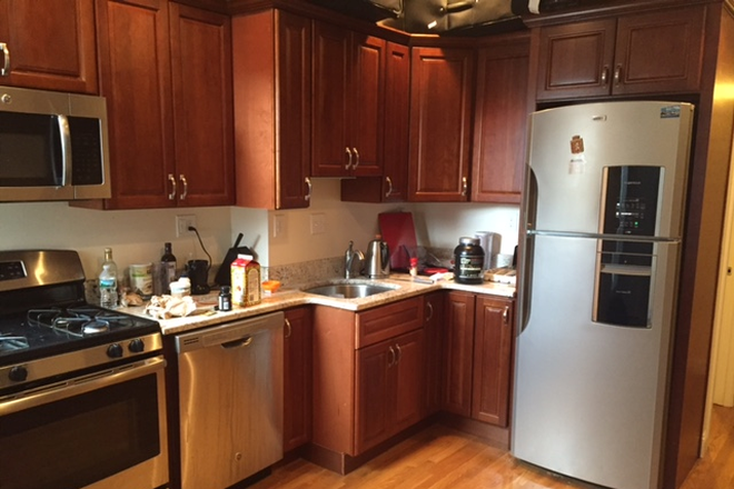 LIVING - LOCATION!! 3 BED CLOSE TO CAMPUS WITH IN UNIT LAUNDRY! 9/1/26! ONLY HALF BROKER FEE! Apartments