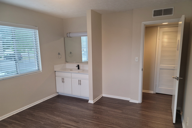 Bedroom Photo with in-bedroom basin - 1 Room Available in 2B1B at The Fairway Apartments from Aug 2025 to July 2026