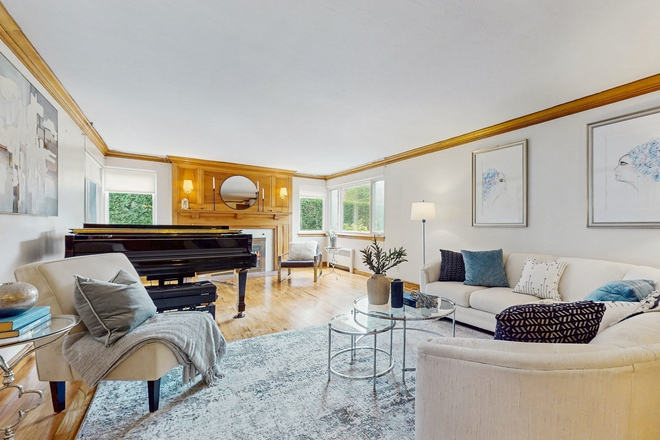 living room - Beautiful single family home in Newton
