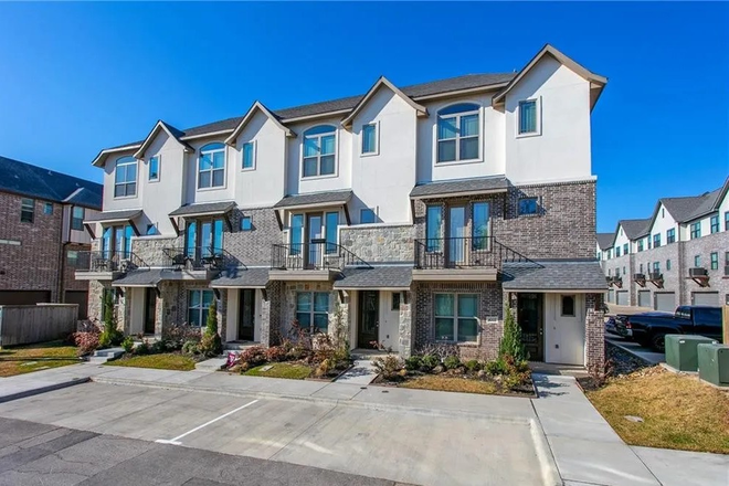 Streetview - 4 Bed/4.5 Bath Townhouse walking distance to campus