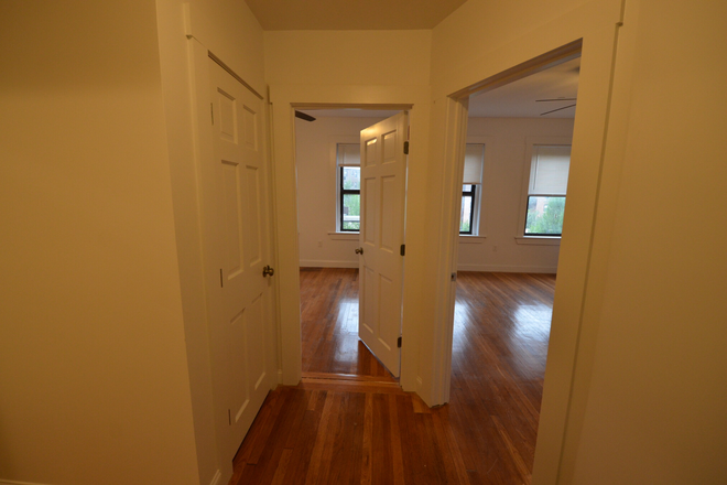 121 - 2 bedroom apartment Available 9/1/25 ! 2 min Walk from Campus !