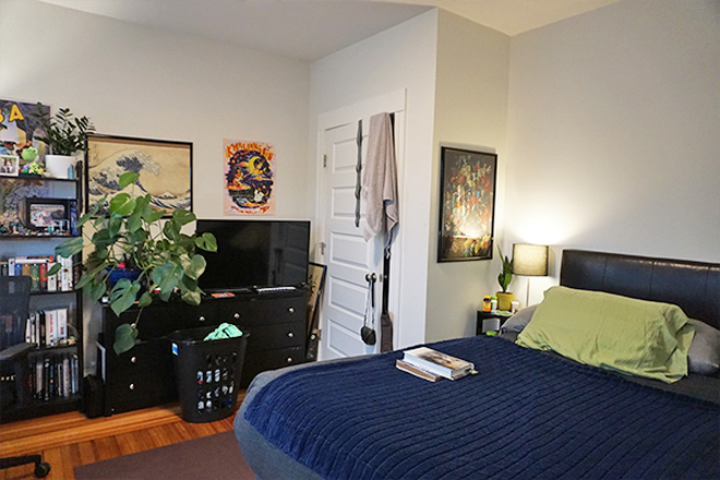 . - **NO BROKERS FEE!!** Spacious 3 Bed / 1.5 Bath w/ LAUNDRY IN UNIT! Apartments