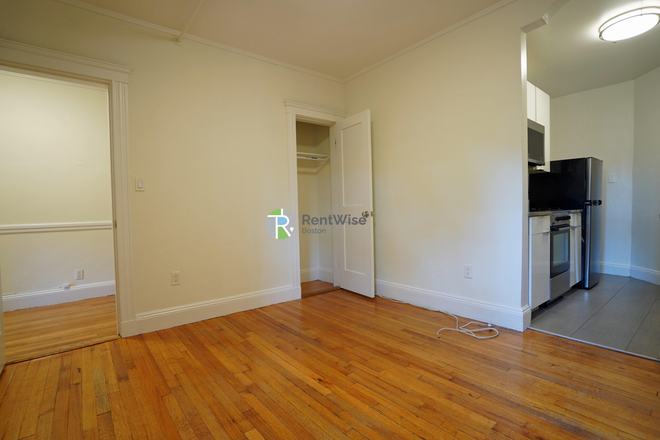 1 - Amazing Comm Ave 1 beds, H/HW inc. Elevator, Fitness Rm, No Fee Apartments