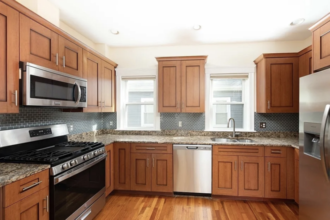 Kitchen - 3 bed/3 bath near Davis, available immediately Apartments