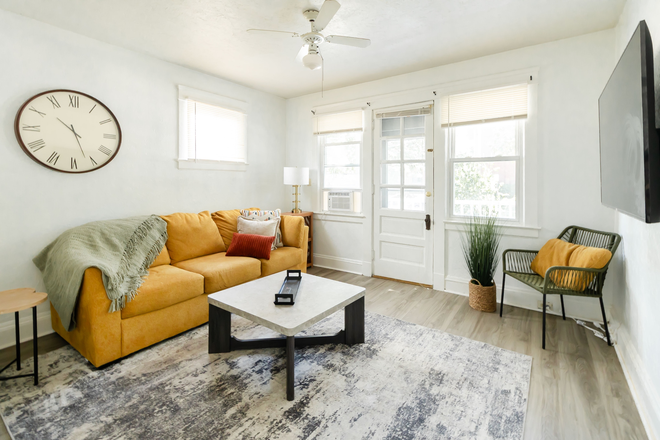 Living Room - Fabulous Murray Hill Rd 2 Bed Apartment w/ Parking and Laundry