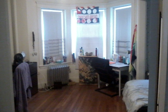 Hub Realty - Large studio with alcove, in Fenway Apartments