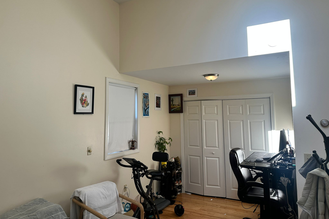 bedroom - House in downtown