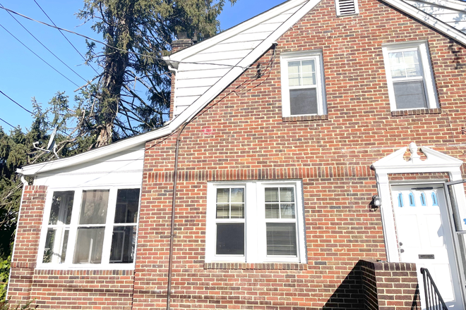 Front of home - Duplex, in an excellent neighborhood, public transportation, restaurants, and bike trails