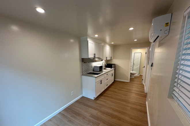 Studio - Beautiful 1 and 2 bedroom Apartments Units in Emeryville! AVL NOW