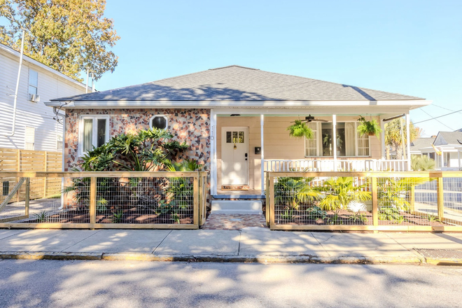 exterior - Downtown 3 bed, 1 bath w/off street parking, fenced yard, porch—walk or bike to MUSC