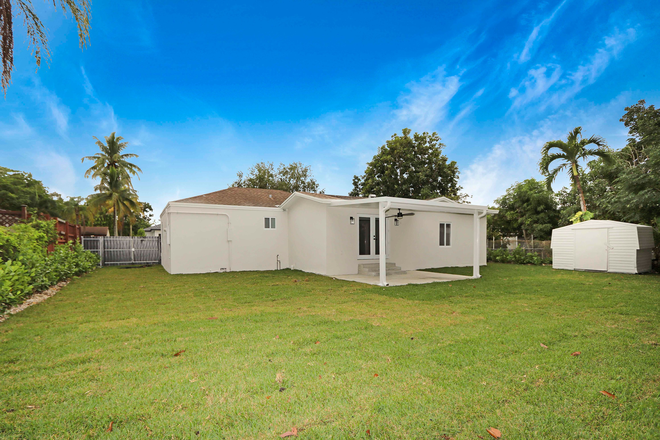 Backyard - Beautiful Home with 5 minute walk to campus or 2 minute drive