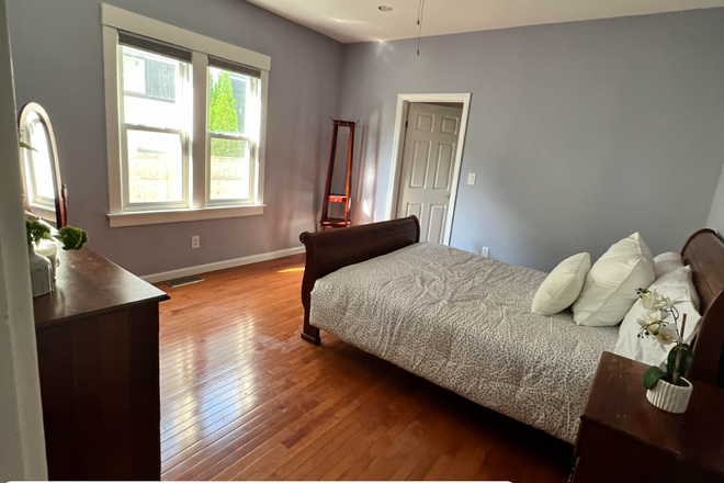 Private Bedroom - Furnished Large 1 Bedroom, Extra Bedroom/living Room, Private Bathroom, Private Entrance, walk to dt House