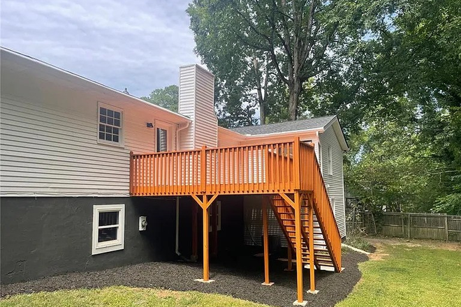 Deck and Backyard - Shared Housing 5 rooms 2 bath for rent House